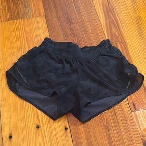 Lululemon Athletica Black Camo Athletic Hotty Hot Shorts 2.5 Inch